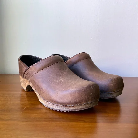 [US 8.5/EU 39] Sanita Julie Clogs — Antique Brown oiled leather - Picture 6 of 15